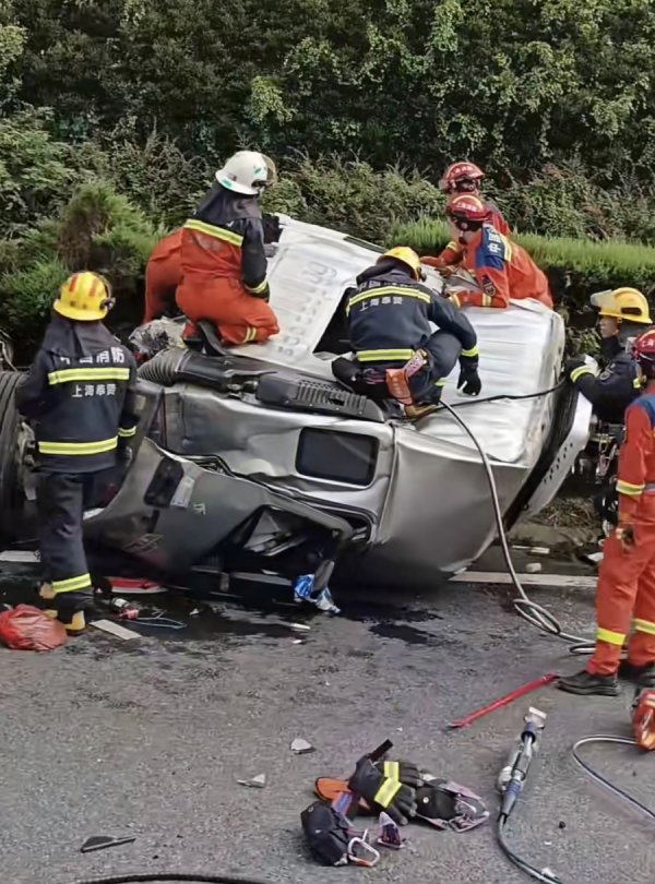 杠杠配资查询平台 上海绕城高速发生事故，货车“身首异处”